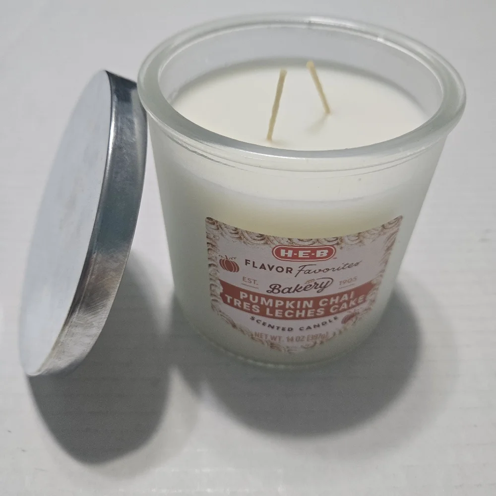 Pumpkin Spice Candle, Pumpkin Chai Tres Leches Cake from heb bakery, double wick